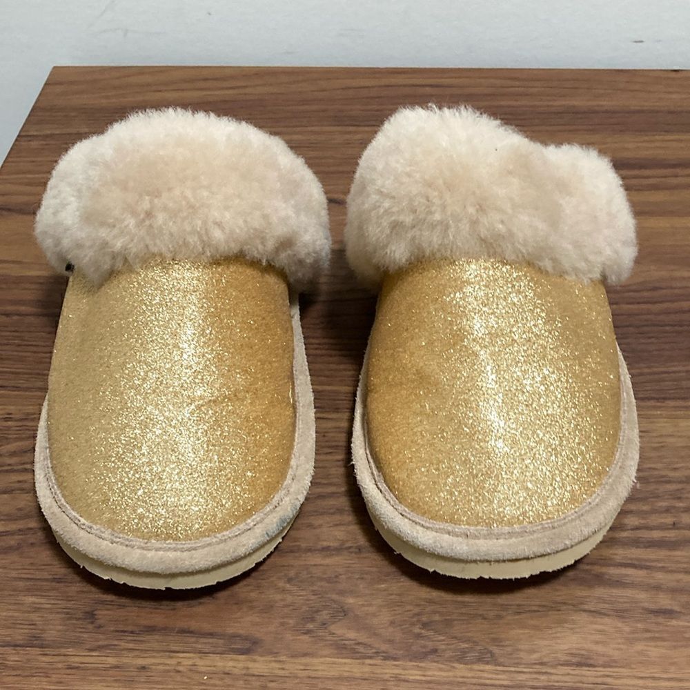 Bearpaw NWOT Loki Metallic Gold Woman’s Sheepskin Lined Slipper. Size 6.